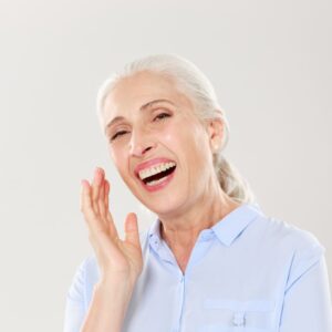 imagem de uma mulher idosa sorriso após implante dentário