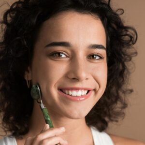 A imagem mostra um exemplo de uma mulher que esta usando facetas de porcelana.