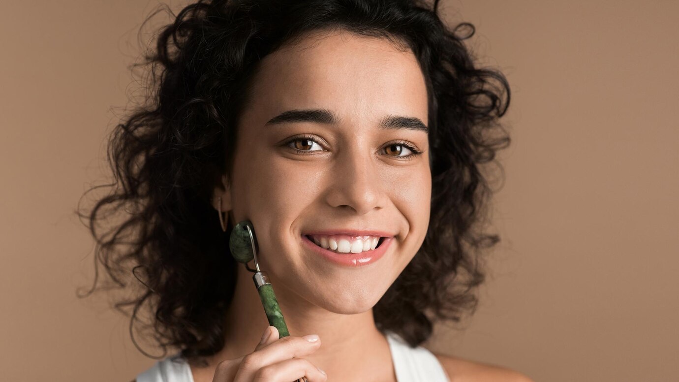 A imagem mostra um exemplo de uma mulher que esta usando facetas de porcelana.