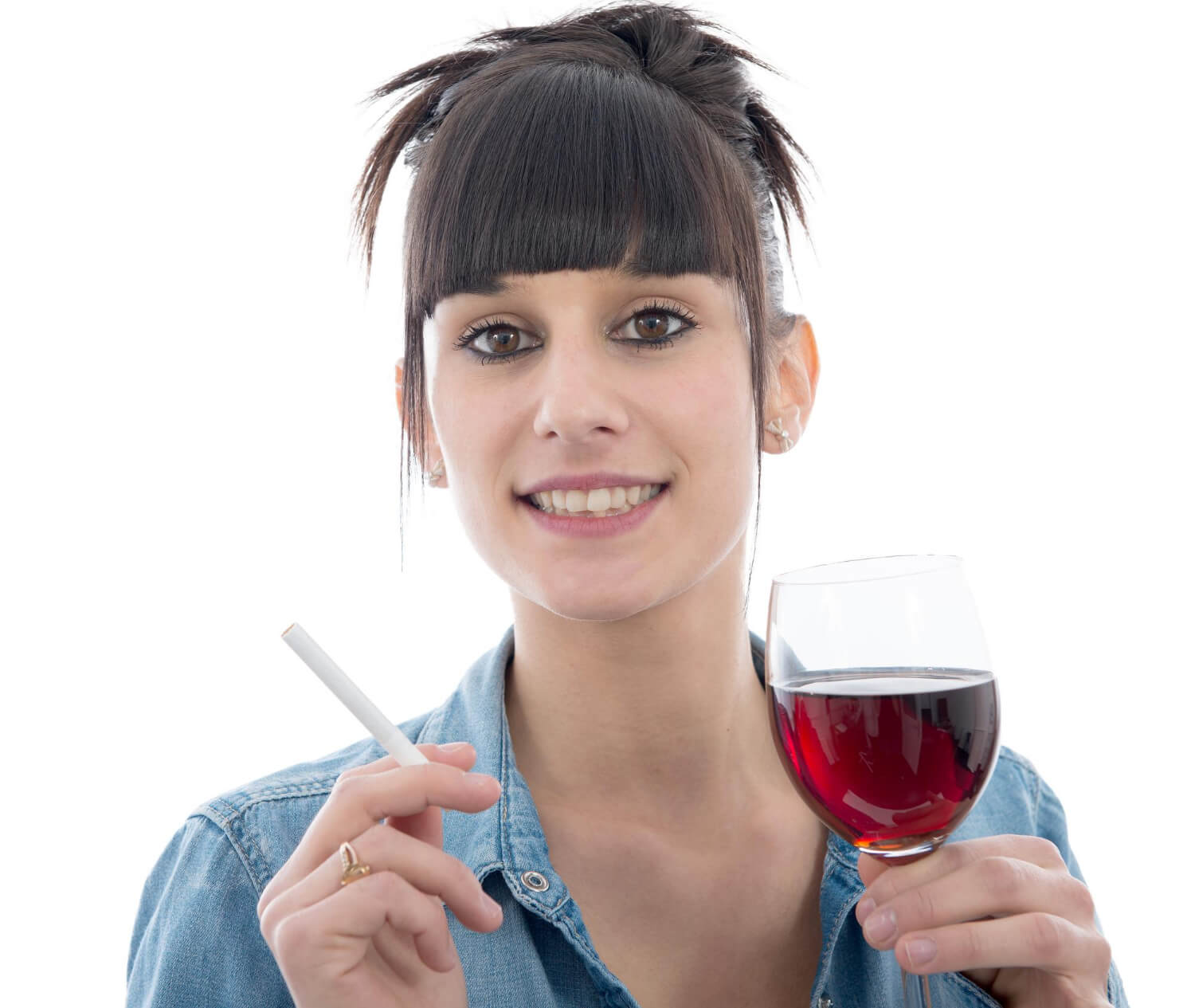 uma jovem sorridente segurando um cigarro e um copo de vinho contra um fundo branco