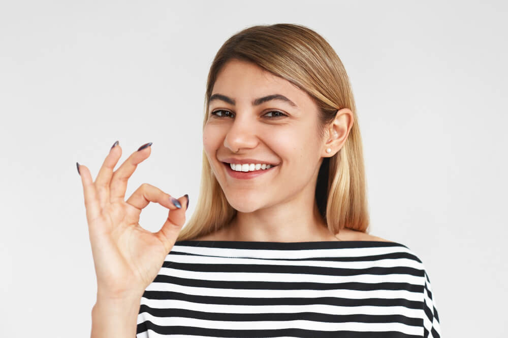 mulher sorrindo destacando destes com lentes de contato