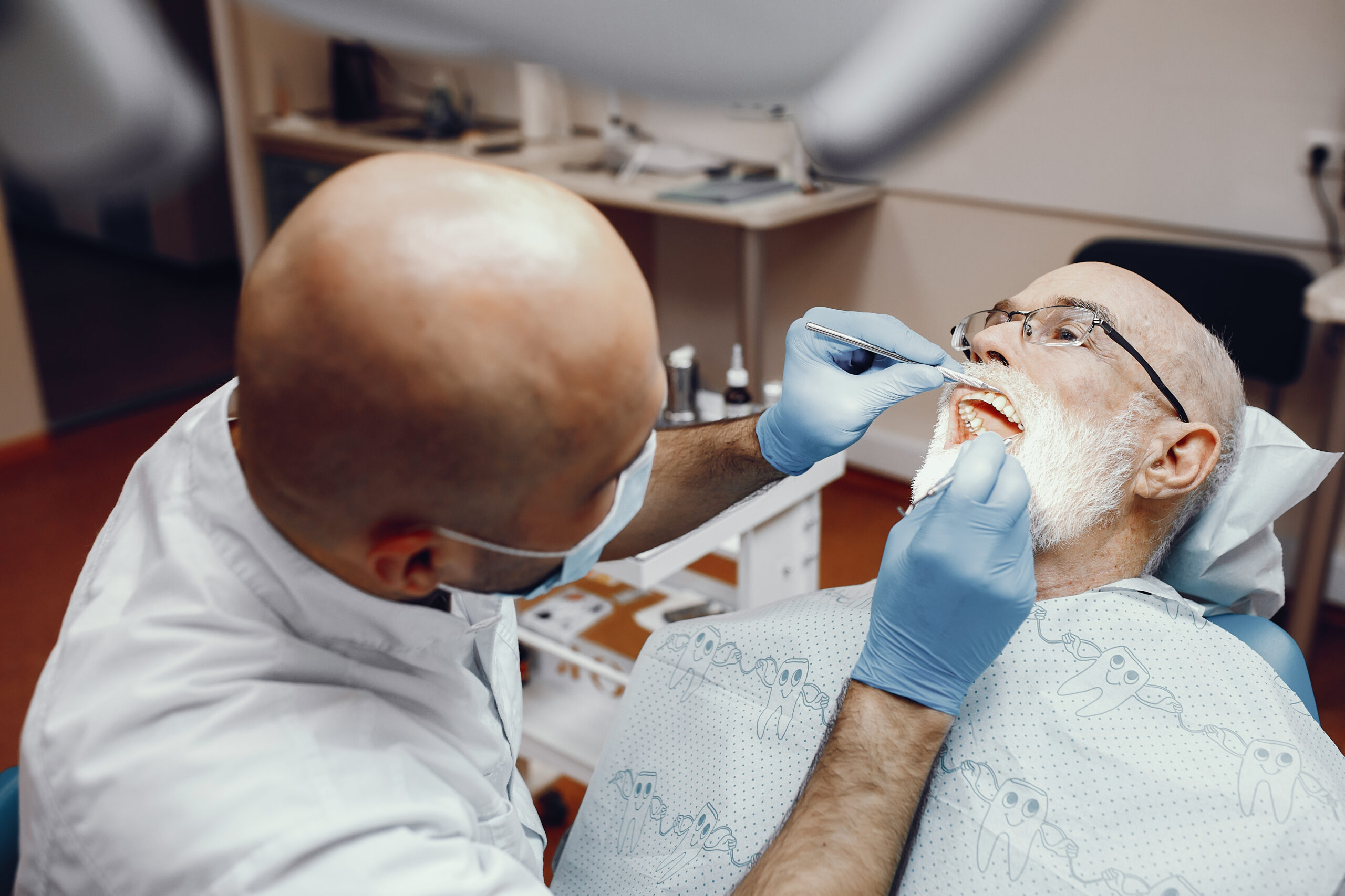 A imagem mostra um dentista realizando um procedimento estético.